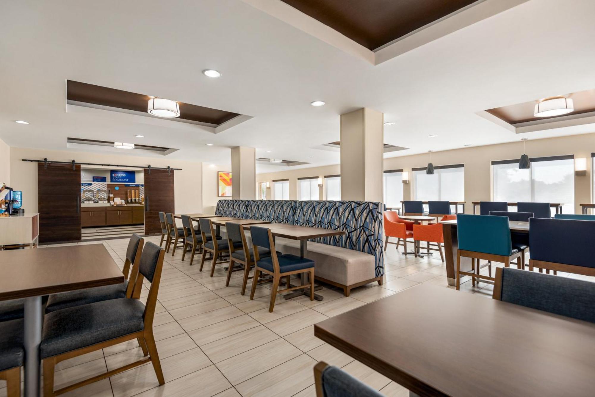 Holiday Inn Express Hotel & Suites Fredericksburg By Ihg Dış mekan fotoğraf