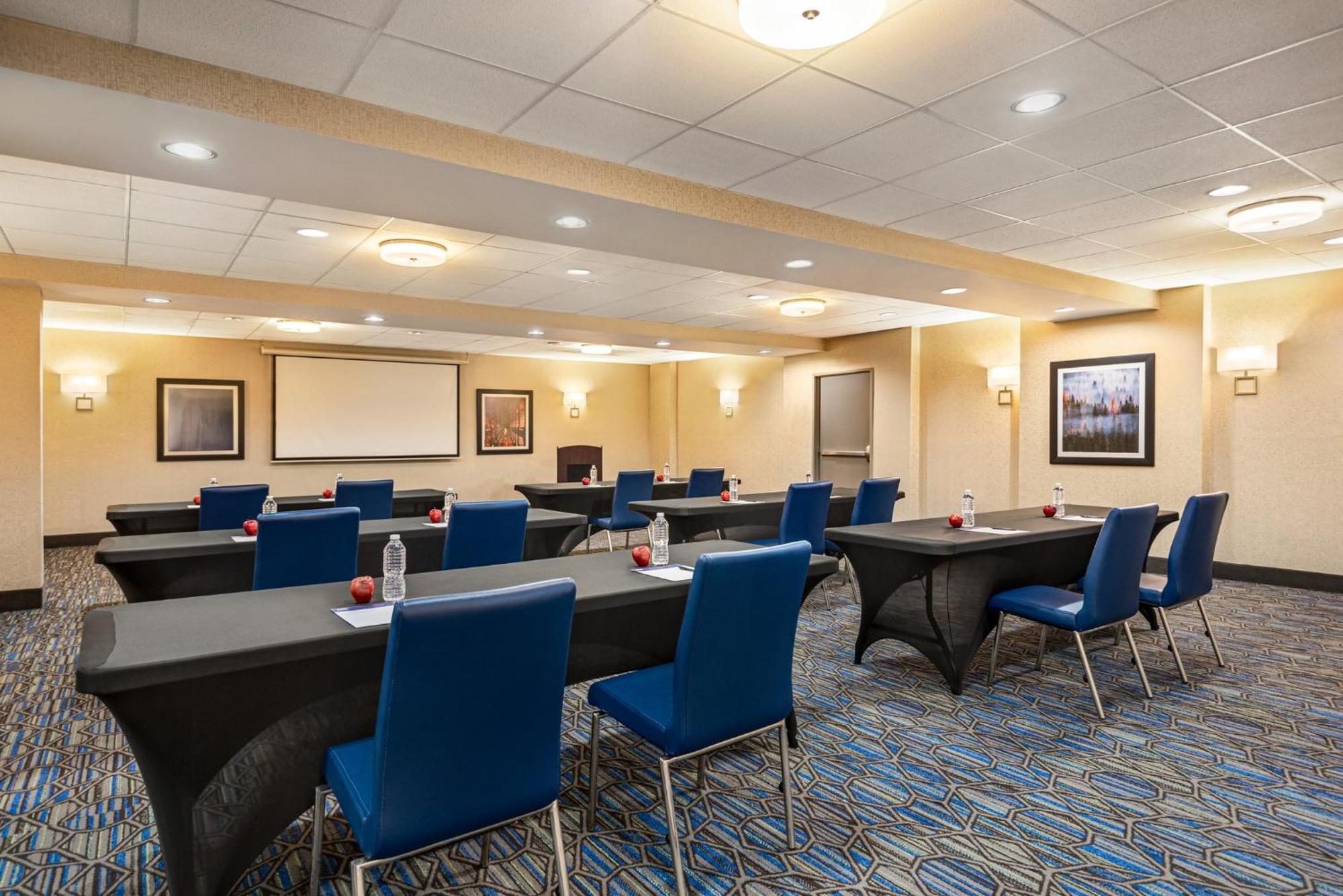 Holiday Inn Express Hotel & Suites Fredericksburg By Ihg Dış mekan fotoğraf