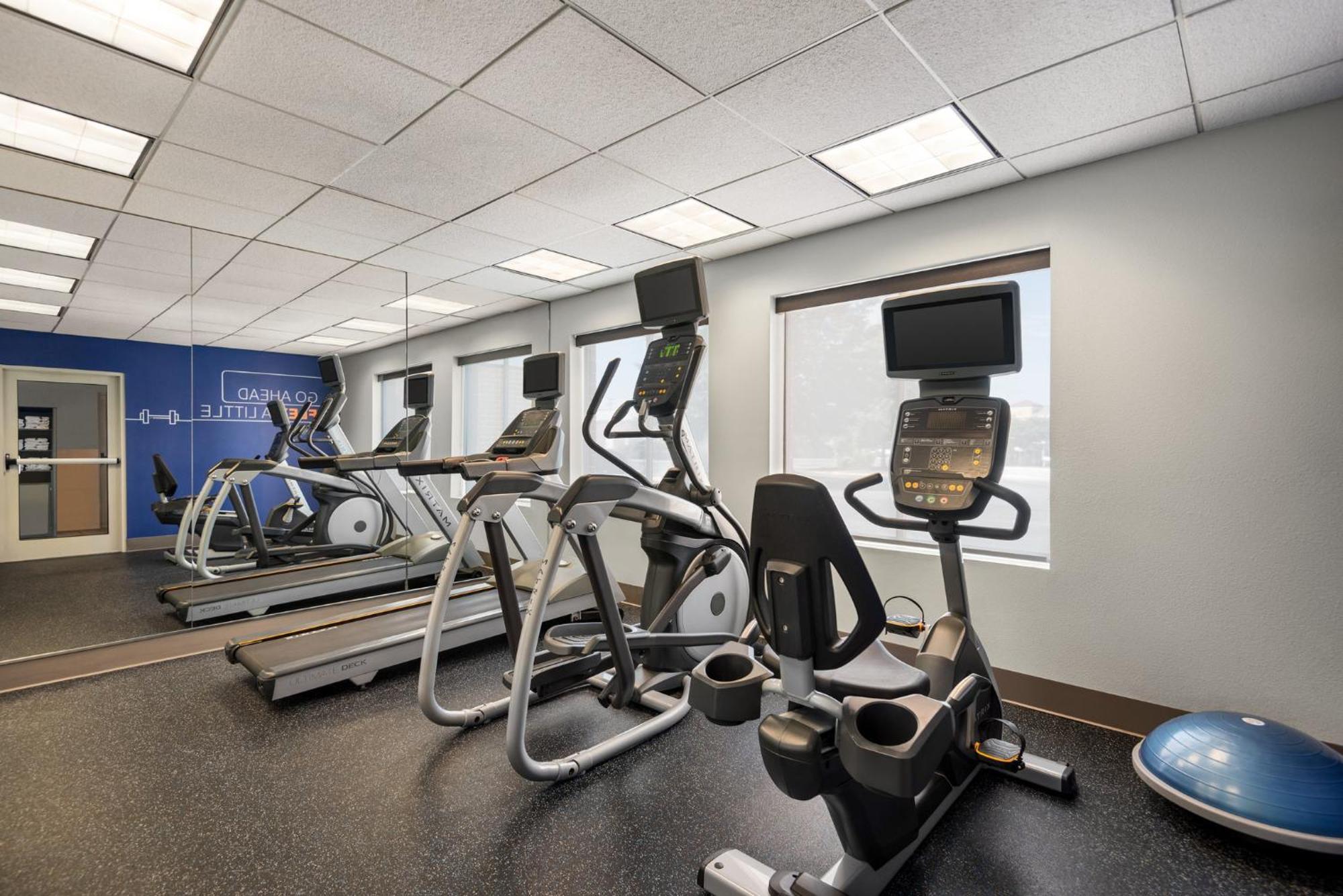 Holiday Inn Express Hotel & Suites Fredericksburg By Ihg Dış mekan fotoğraf