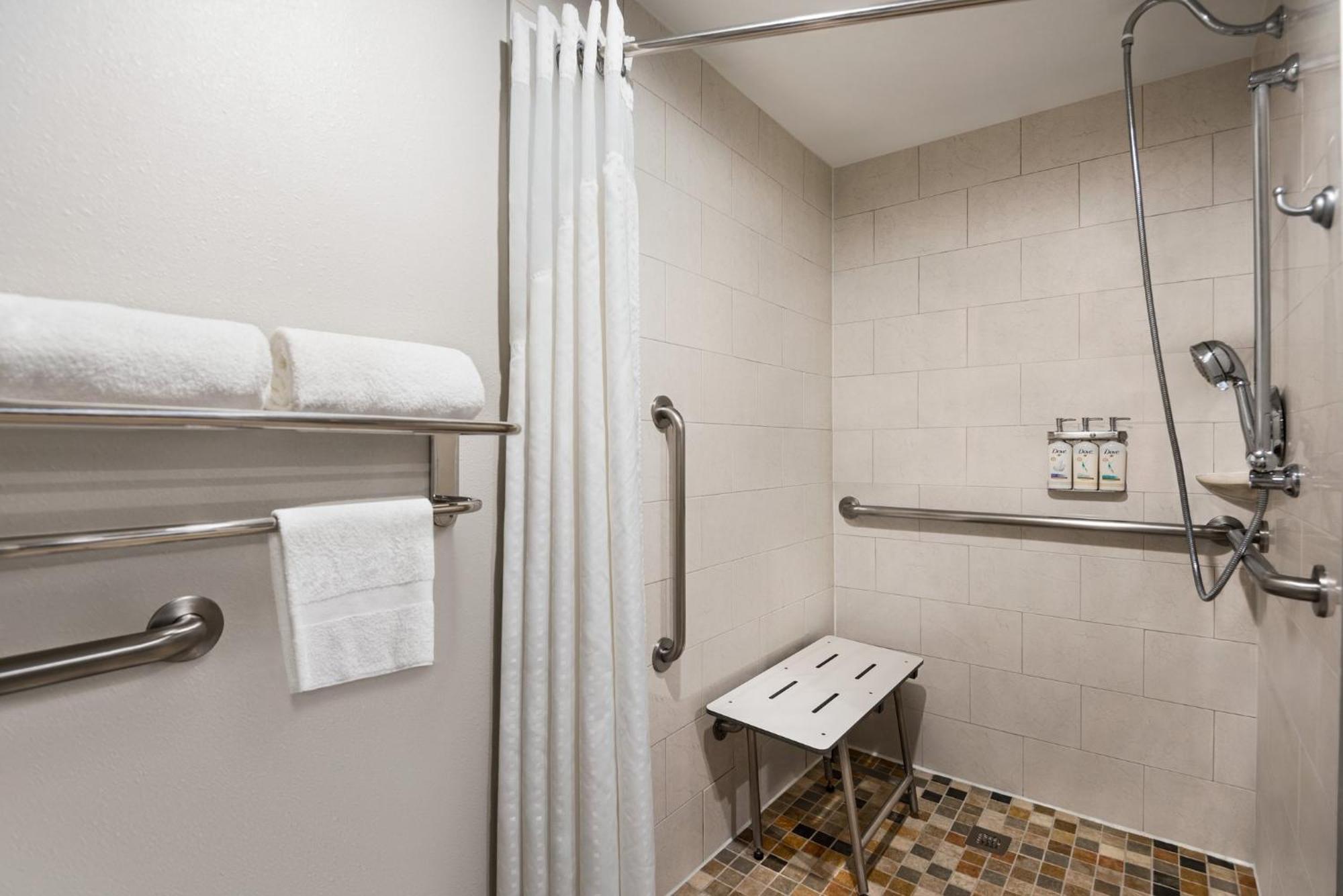 Holiday Inn Express Hotel & Suites Fredericksburg By Ihg Dış mekan fotoğraf