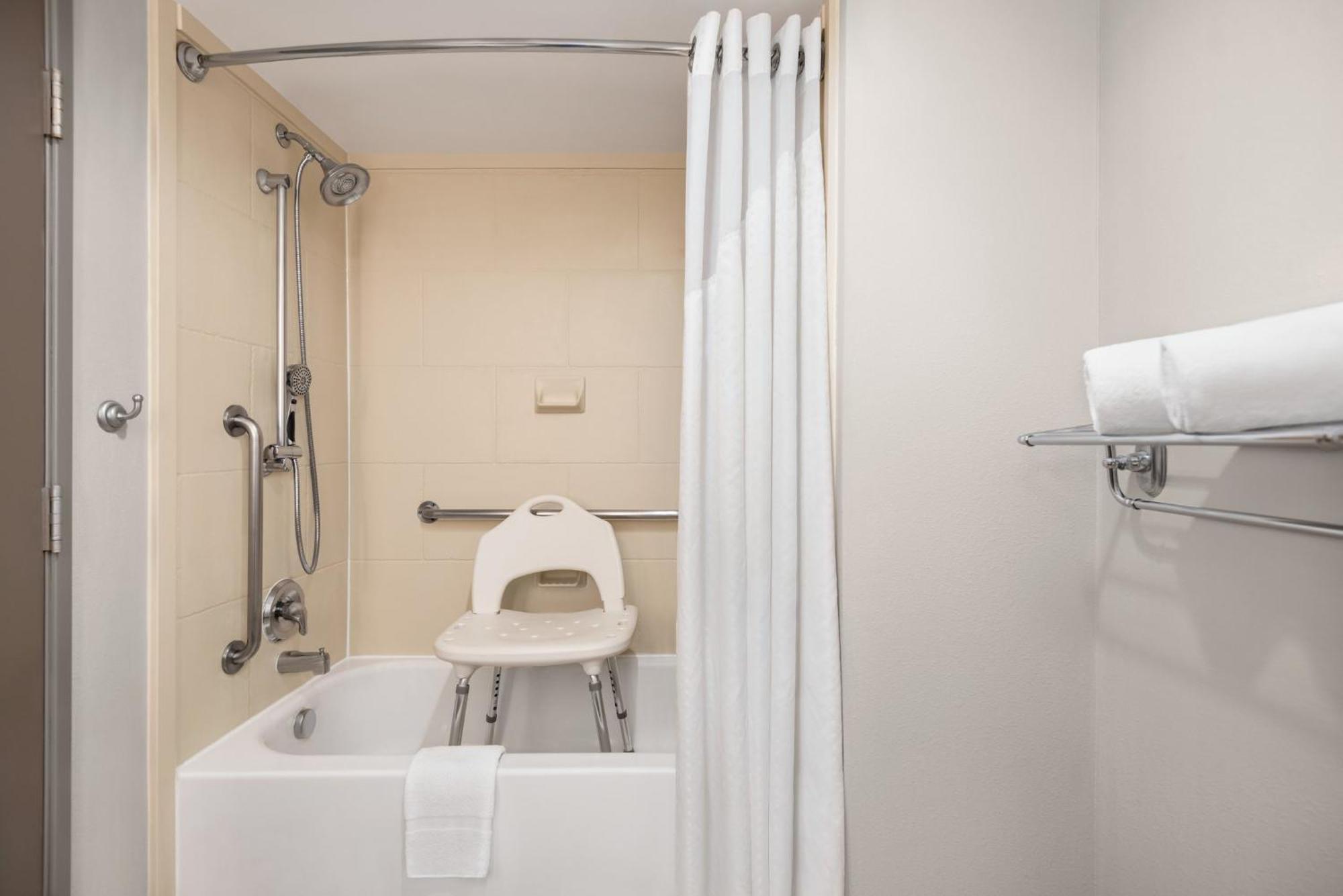 Holiday Inn Express Hotel & Suites Fredericksburg By Ihg Dış mekan fotoğraf