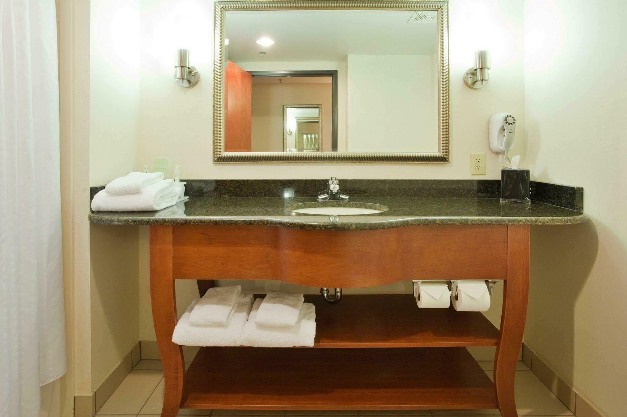 Holiday Inn Express Hotel & Suites Fredericksburg By Ihg Oda fotoğraf